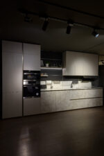 Bucătărie italiană melaminat Rigato blat Calacatta — stoc Milano reducere