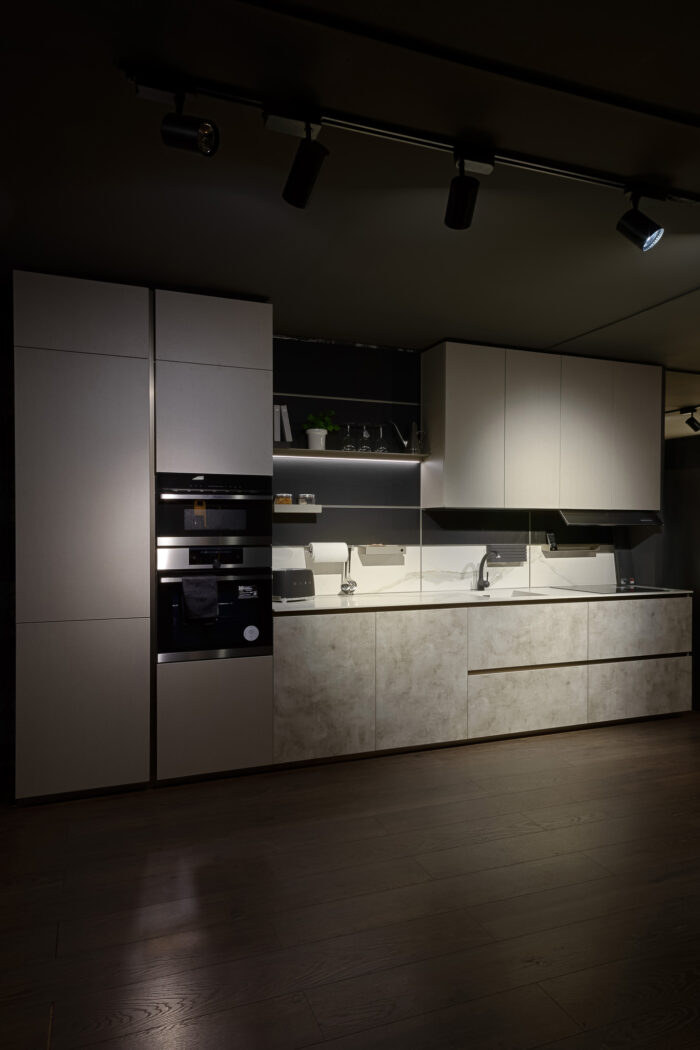 Bucătărie italiană melaminat Rigato blat Calacatta — stoc Milano reducere