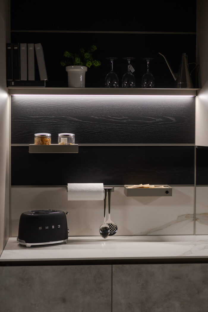 Bucătărie italiană melaminat Rigato blat Calacatta — stoc Milano reducere