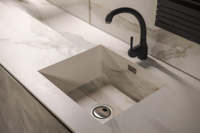 Bucătărie italiană melaminat Rigato blat Calacatta — stoc Milano reducere