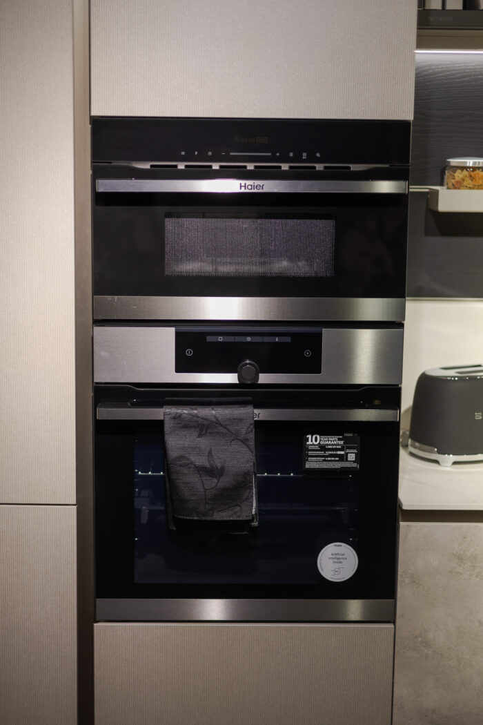 Bucătărie italiană melaminat Rigato blat Calacatta — stoc Milano reducere