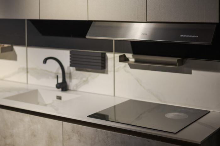 Bucătărie italiană melaminat Rigato blat Calacatta — stoc Milano reducere