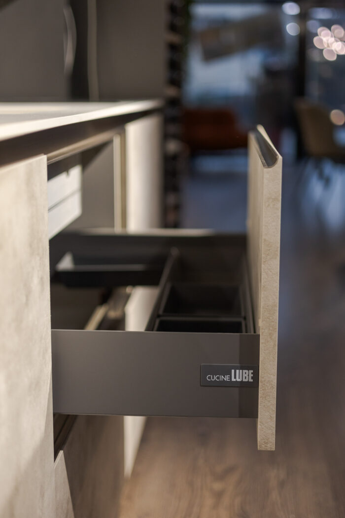 Bucătărie italiană melaminat Rigato blat Calacatta — stoc Milano reducere