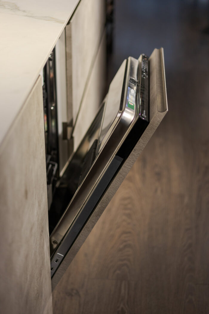 Bucătărie italiană melaminat Rigato blat Calacatta — stoc Milano reducere