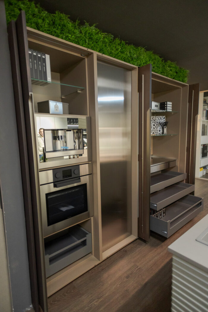 Bucătărie italiană coloane furnir Rovere insulă aluminiu Titan — stoc Milano reducere