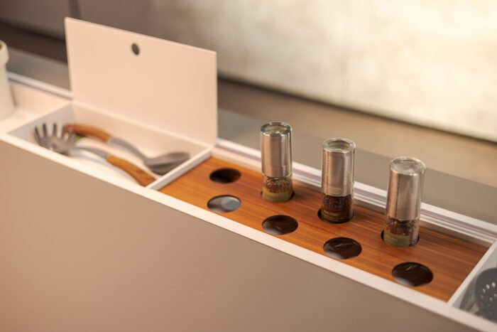 Bucătărie italiană coloane furnir Rovere insulă aluminiu Titan — stoc Milano reducere