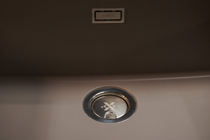 Bucătărie italiană coloane furnir Rovere insulă aluminiu Titan — stoc Milano reducere