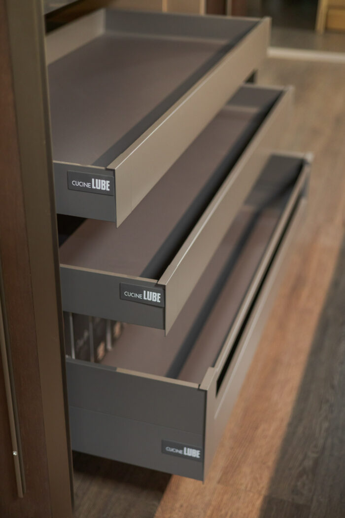 Bucătărie italiană coloane furnir Rovere insulă aluminiu Titan — stoc Milano reducere