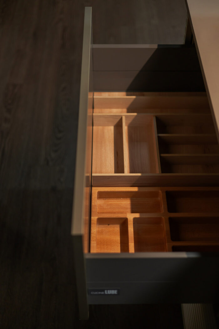 Bucătărie italiană coloane furnir Rovere insulă aluminiu Titan — stoc Milano reducere