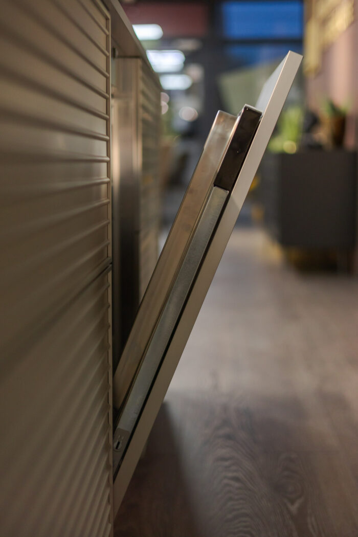 Bucătărie italiană coloane furnir Rovere insulă aluminiu Titan — stoc Milano reducere