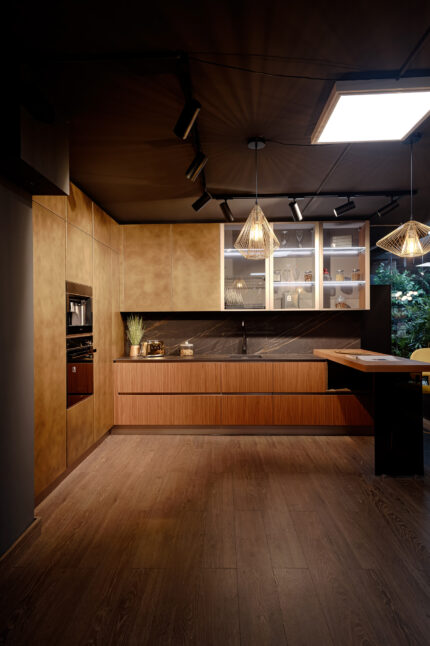 Bucătărie italiană effect metal Ottone auriu peninsulă ceramic noir — stoc Milano reducere