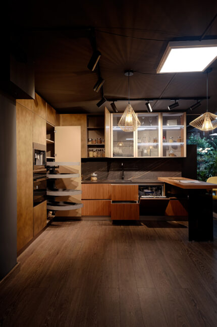 Bucătărie italiană effect metal Ottone auriu peninsulă ceramic noir — stoc Milano reducere