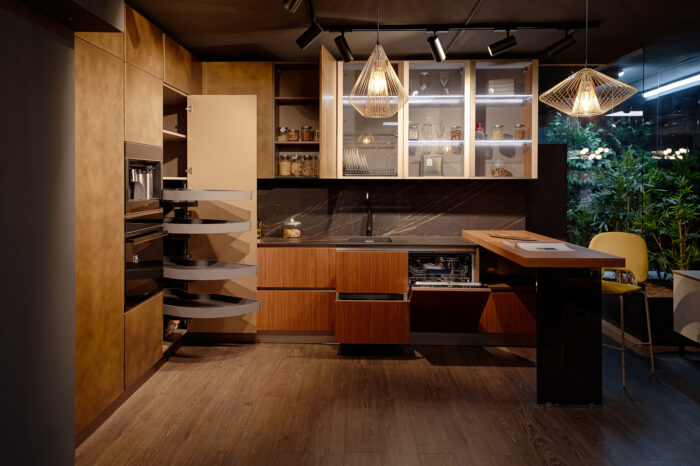 Bucătărie italiană effect metal Ottone auriu peninsulă ceramic noir — stoc Milano reducere