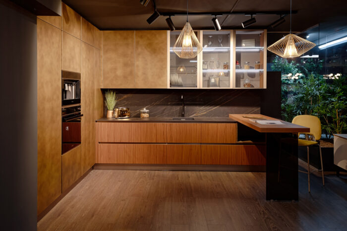 Bucătărie italiană effect metal Ottone auriu peninsulă ceramic noir — stoc Milano reducere