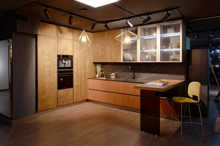 Bucătărie italiană effect metal Ottone auriu peninsulă ceramic noir — stoc Milano reducere