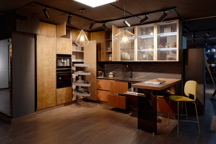 Bucătărie italiană effect metal Ottone auriu peninsulă ceramic noir — stoc Milano reducere