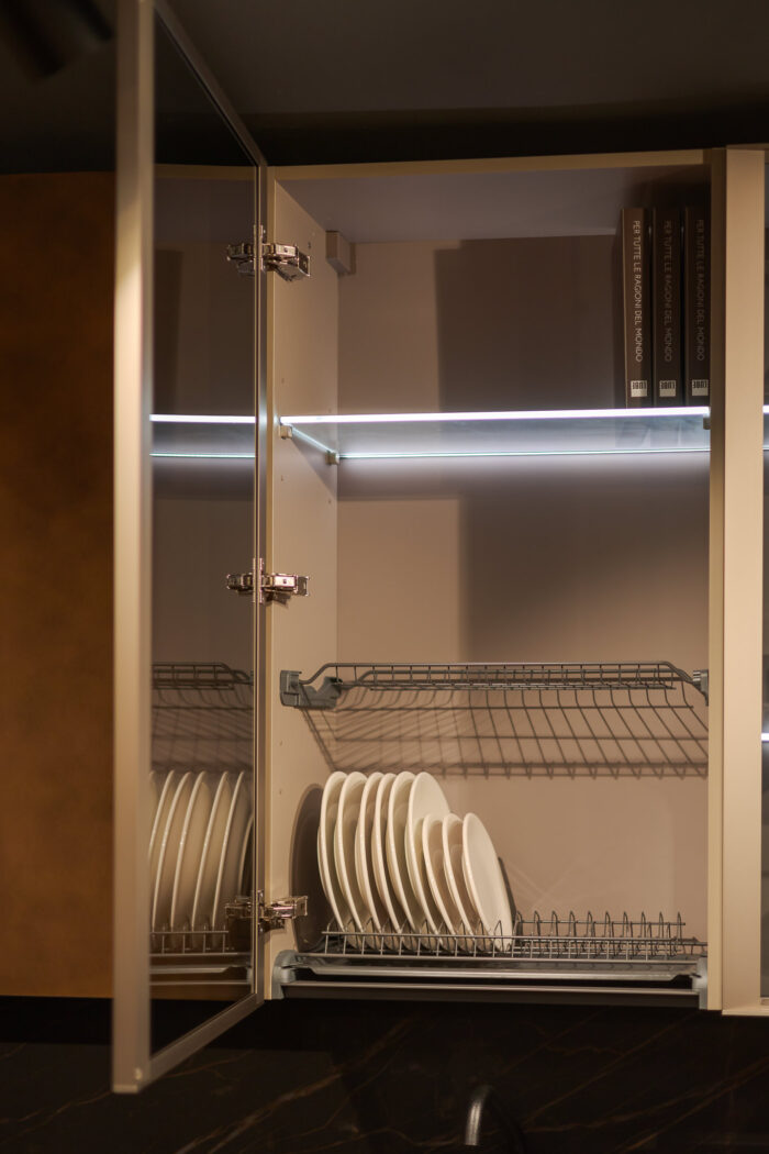 Bucătărie italiană effect metal Ottone auriu peninsulă ceramic noir — stoc Milano reducere