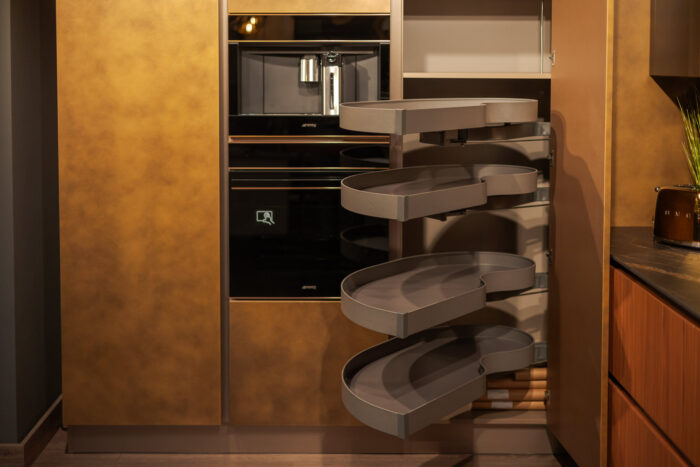 Bucătărie italiană effect metal Ottone auriu peninsulă ceramic noir — stoc Milano reducere