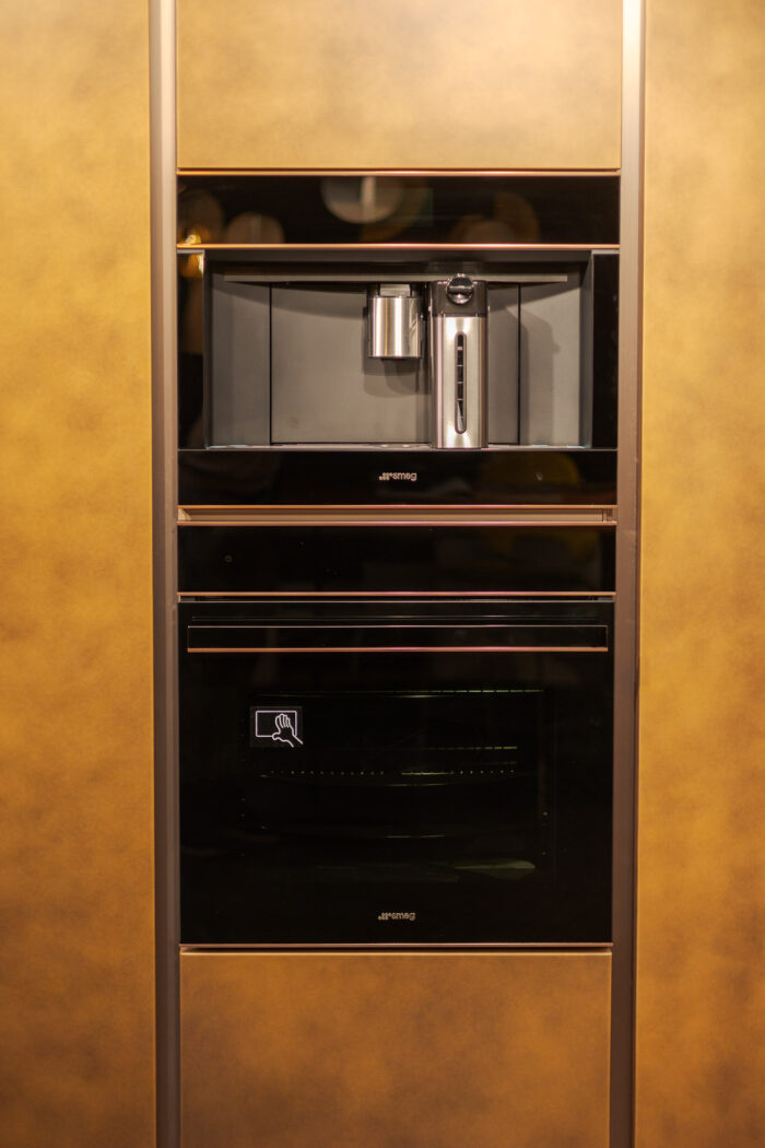 Bucătărie italiană effect metal Ottone auriu peninsulă ceramic noir — stoc Milano reducere