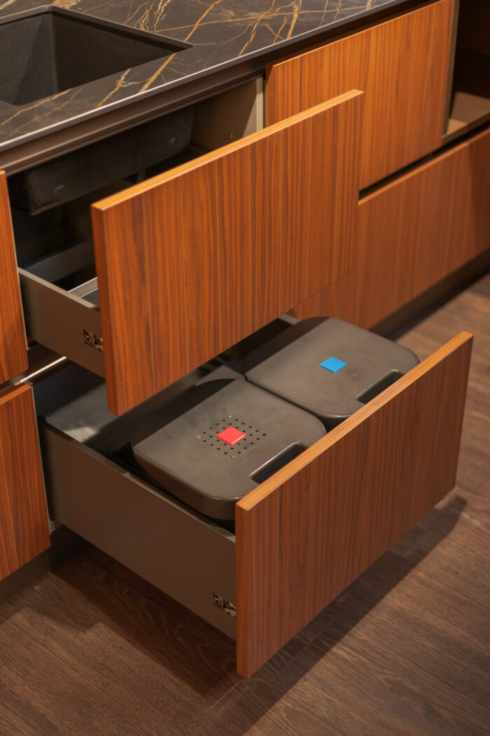 Bucătărie italiană effect metal Ottone auriu peninsulă ceramic noir — stoc Milano reducere