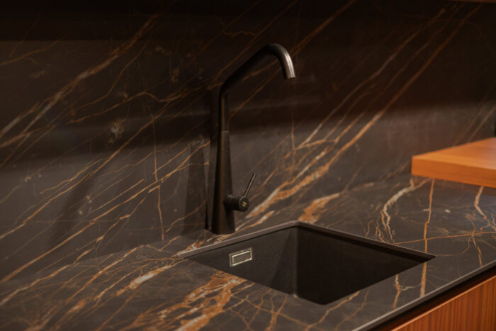 Bucătărie italiană effect metal Ottone auriu peninsulă ceramic noir — stoc Milano reducere