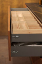 Bucătărie italiană effect metal Ottone auriu peninsulă ceramic noir — stoc Milano reducere