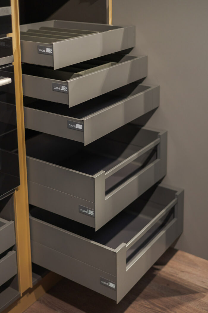 Bucătărie italiană effect metal Ottone auriu peninsulă ceramic noir — stoc Milano reducere