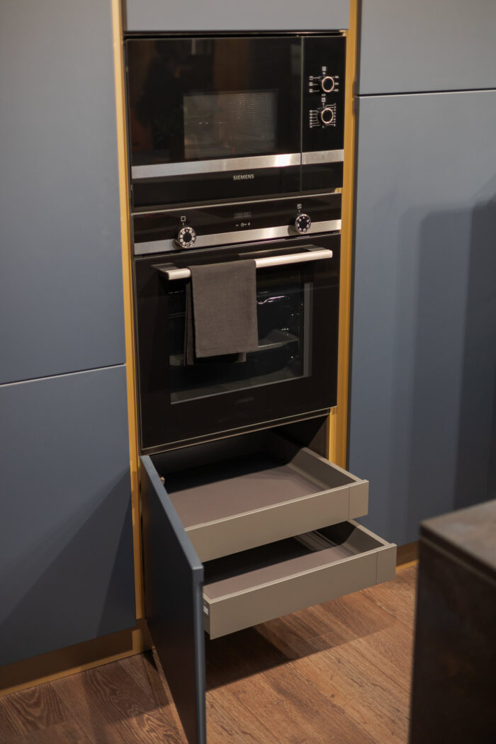 Bucătărie italiană PET Blu Dusty insulă Old Grey rafturi metalice — stoc Milano reducere