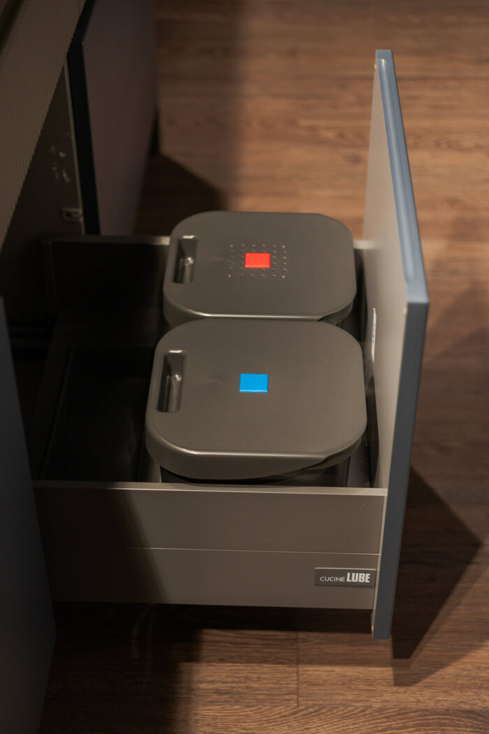 Bucătărie italiană PET Blu Dusty insulă Old Grey rafturi metalice — stoc Milano reducere