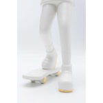 Figurina decorativa alba Skating Astronaut 17x33 cm
