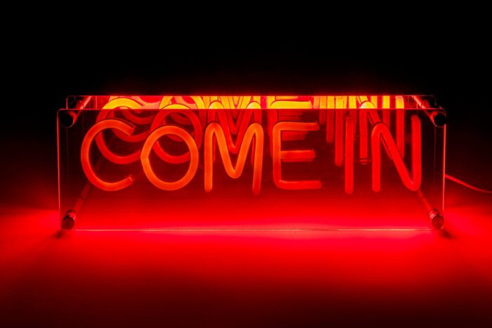 VEIOZĂ LED FONT COME IN